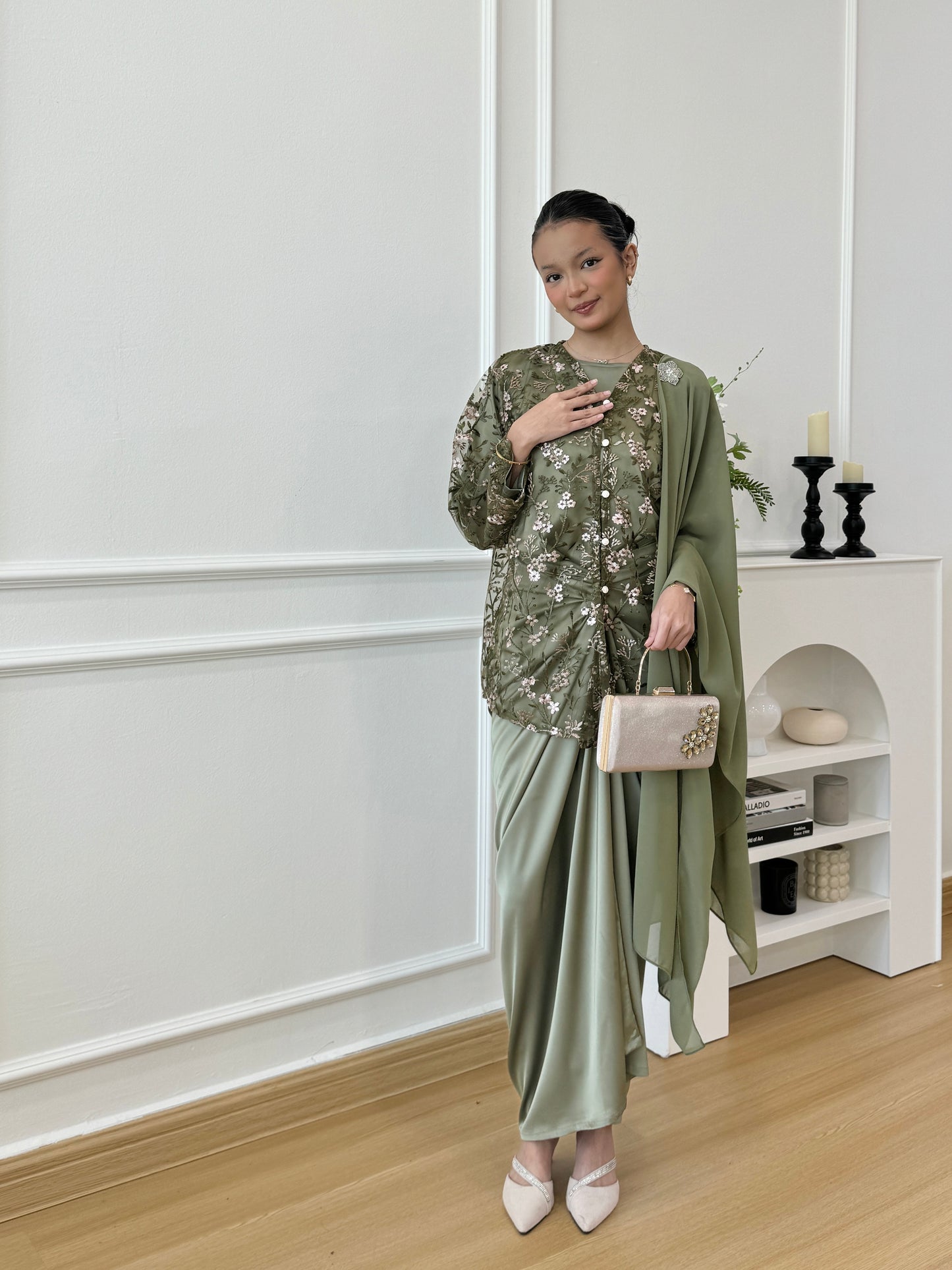 ANGGREK IN OLIVE