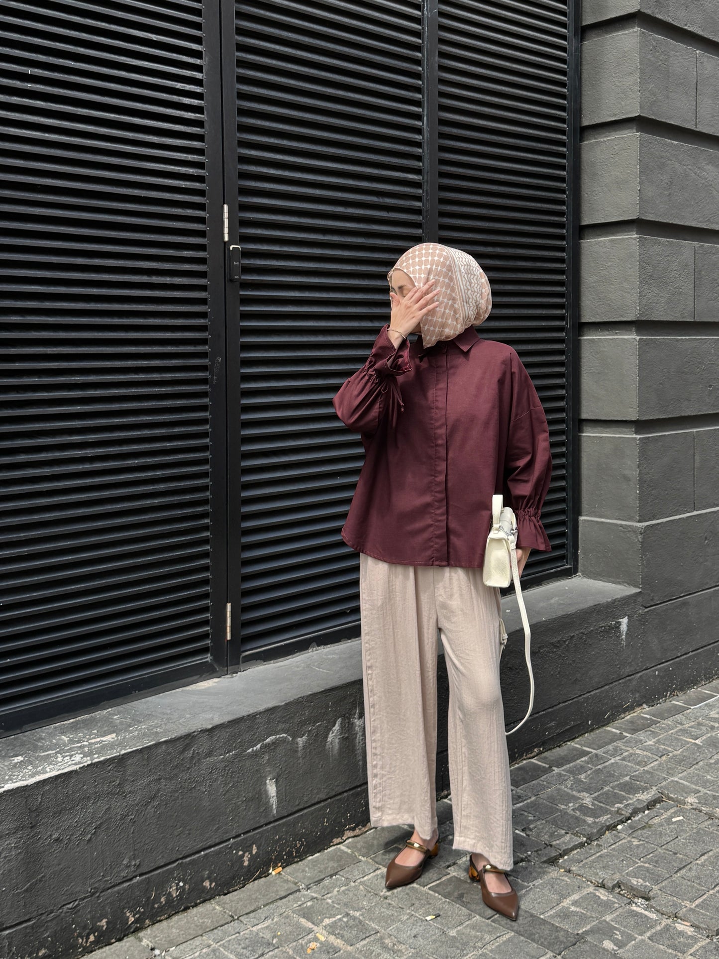 BETH LINEN IN BURGUNDY