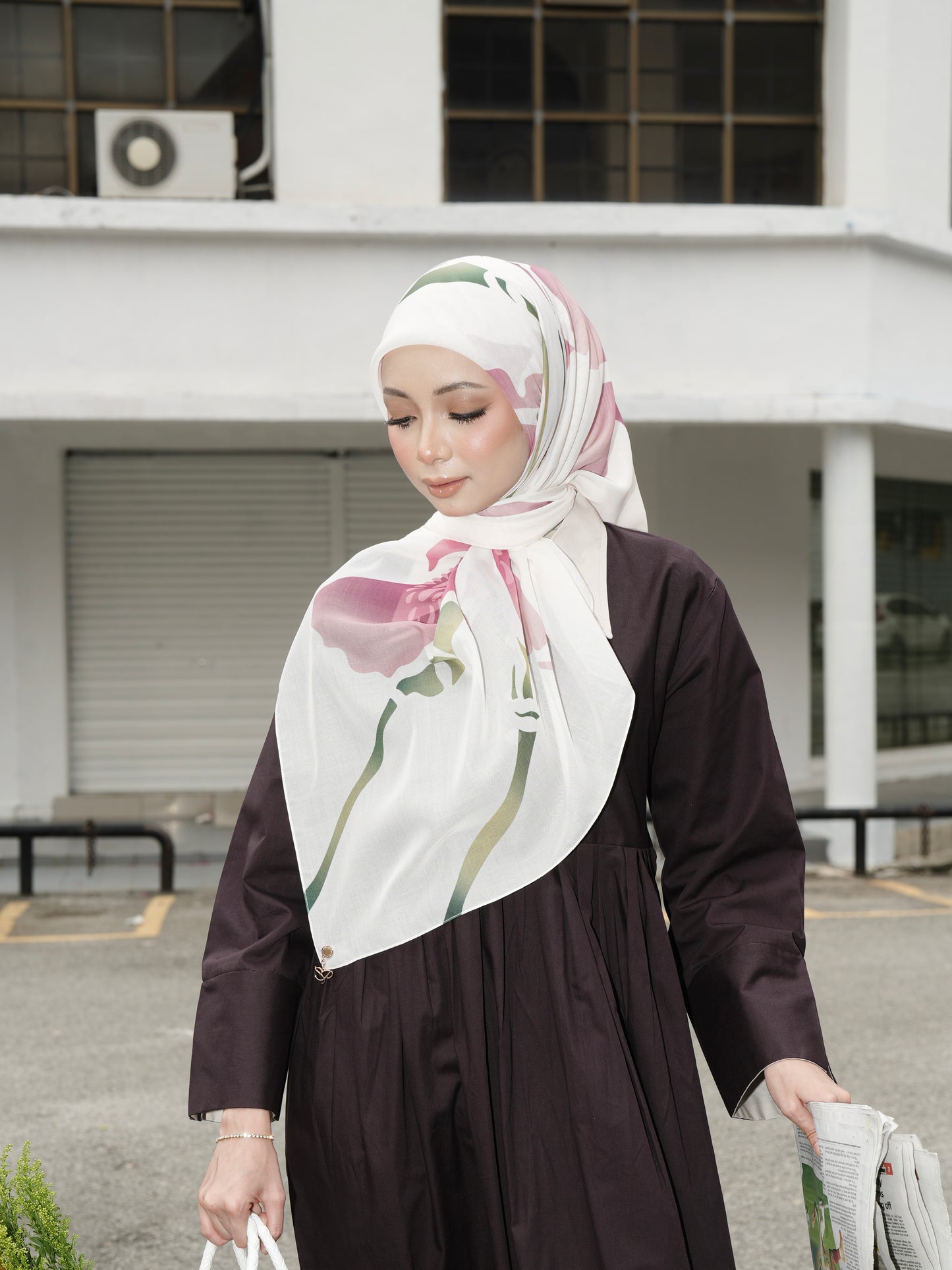 TUDUNG IRIS IN PUTIH