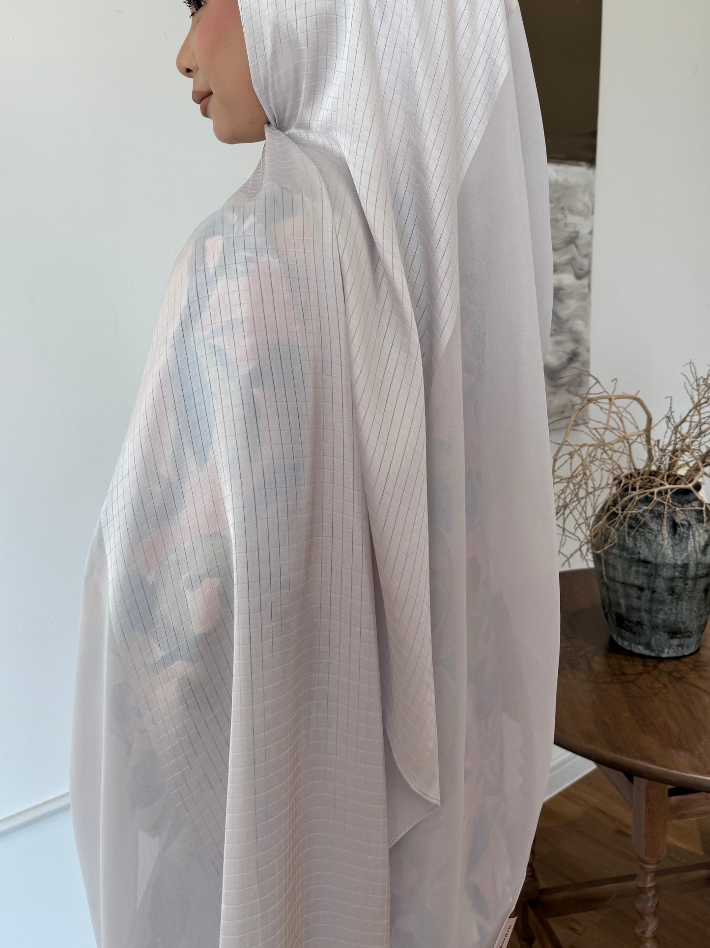 VELA SHAWL IN WHITE ASH