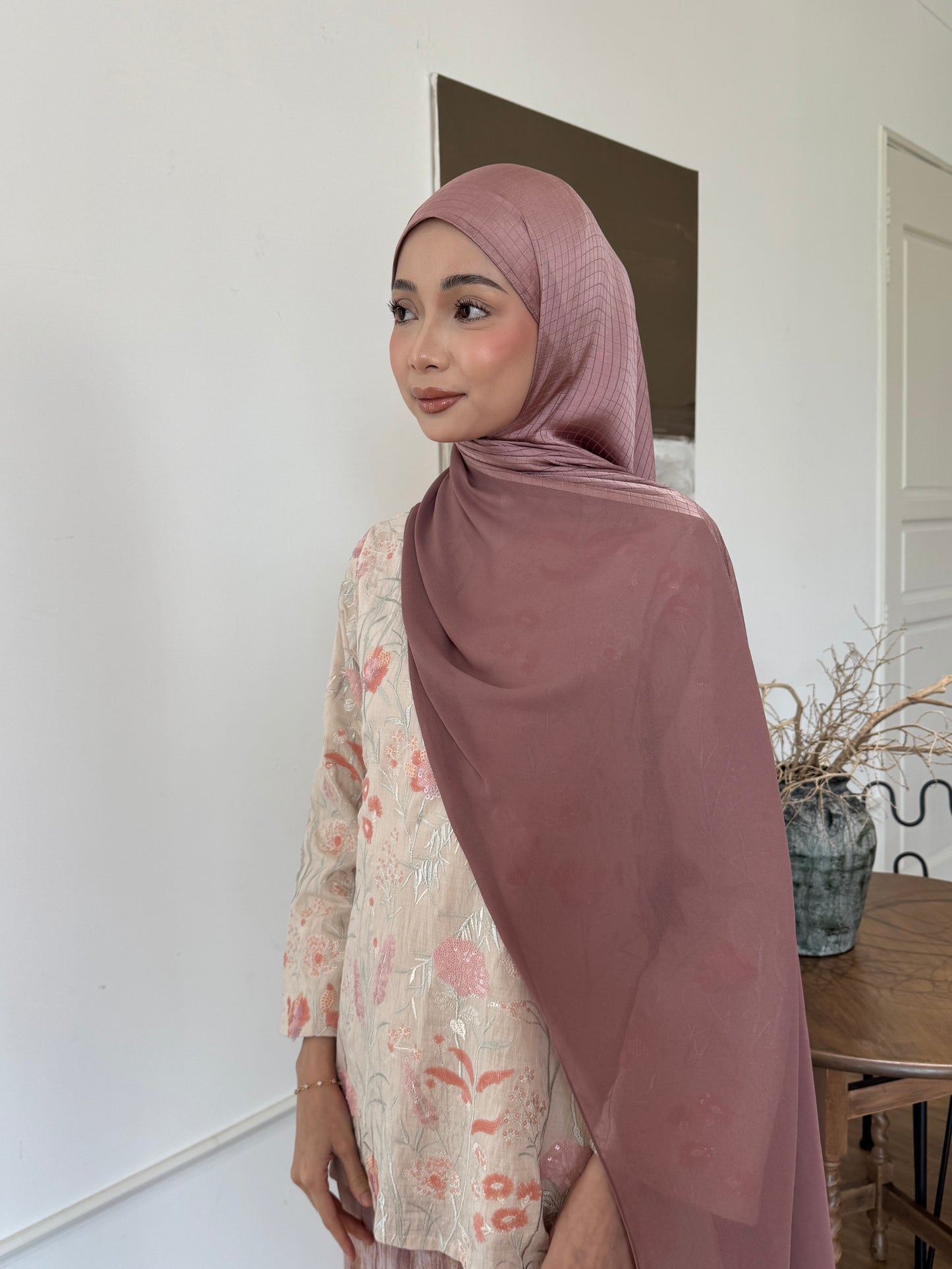 VELA SHAWL IN ROSY BROWN