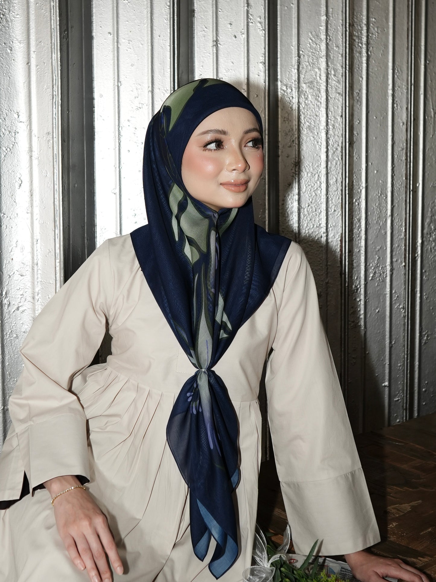 TUDUNG IRIS IN BIRU PEKAT