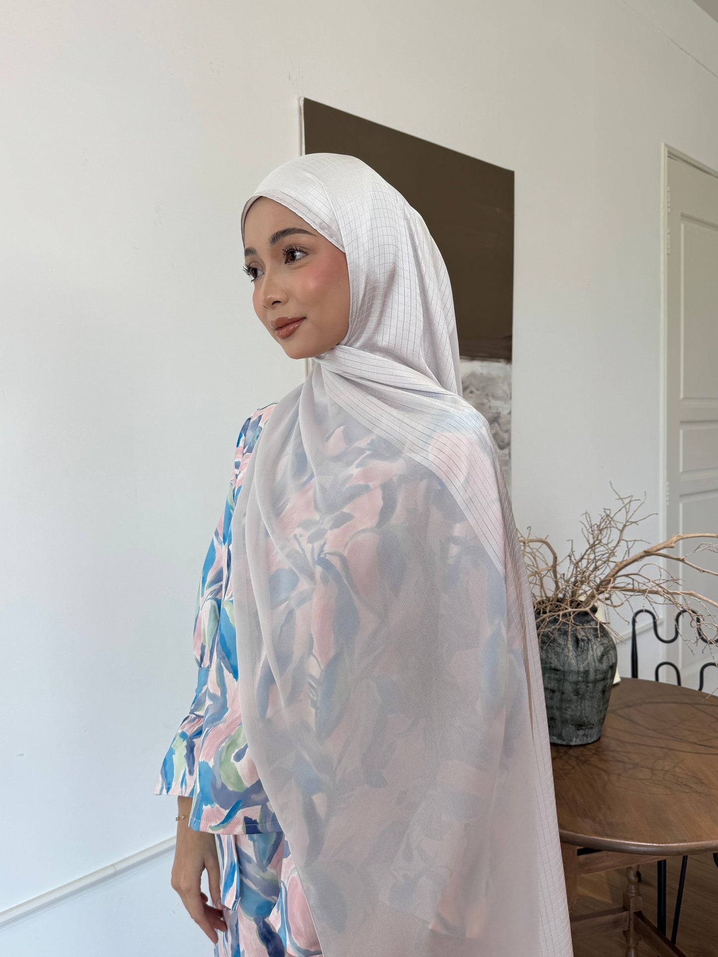 VELA SHAWL IN WHITE ASH