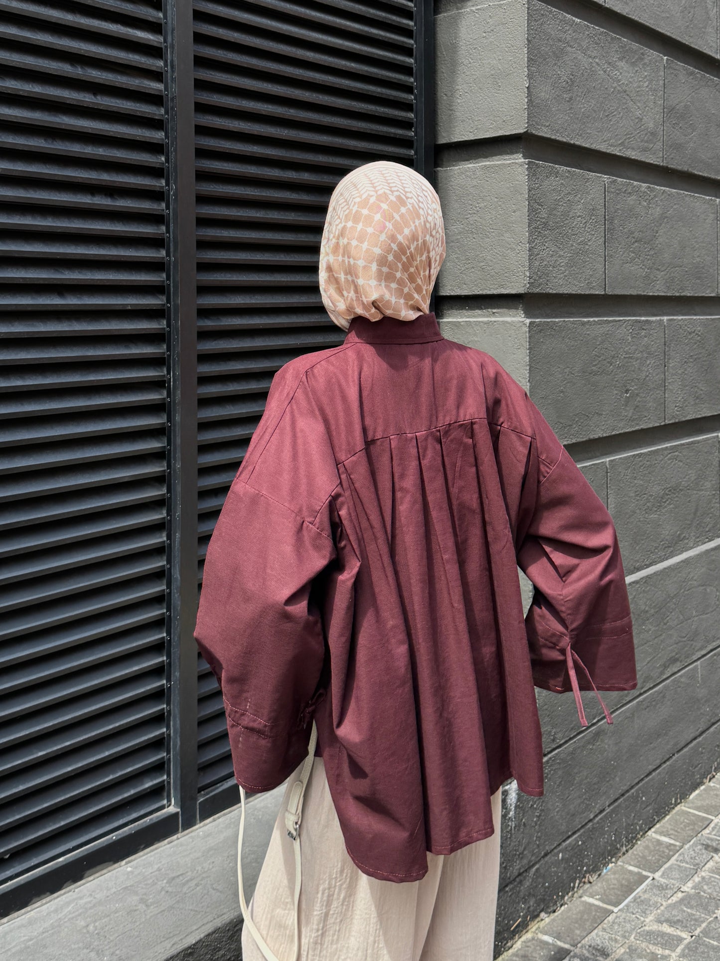 BETH LINEN IN BURGUNDY