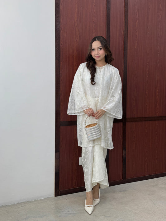 DEFECT OPHELIA KURUNG IN SNOW