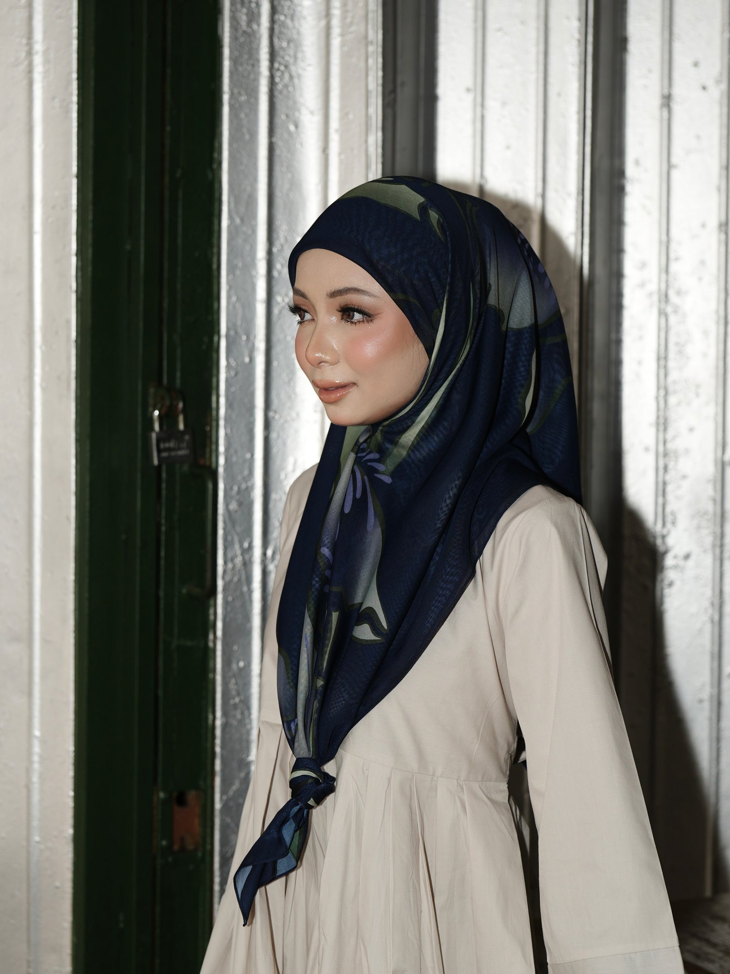 TUDUNG IRIS IN BIRU PEKAT