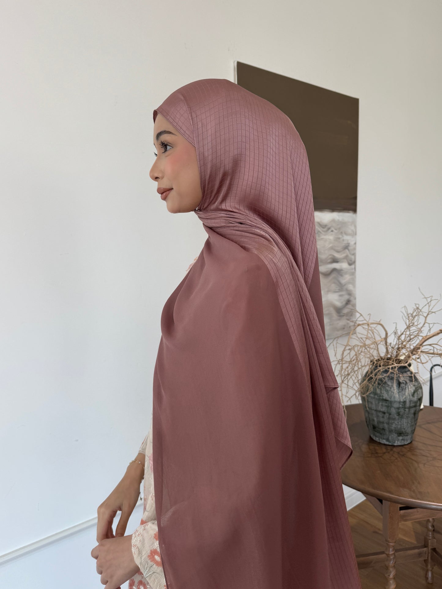 VELA SHAWL IN ROSY BROWN