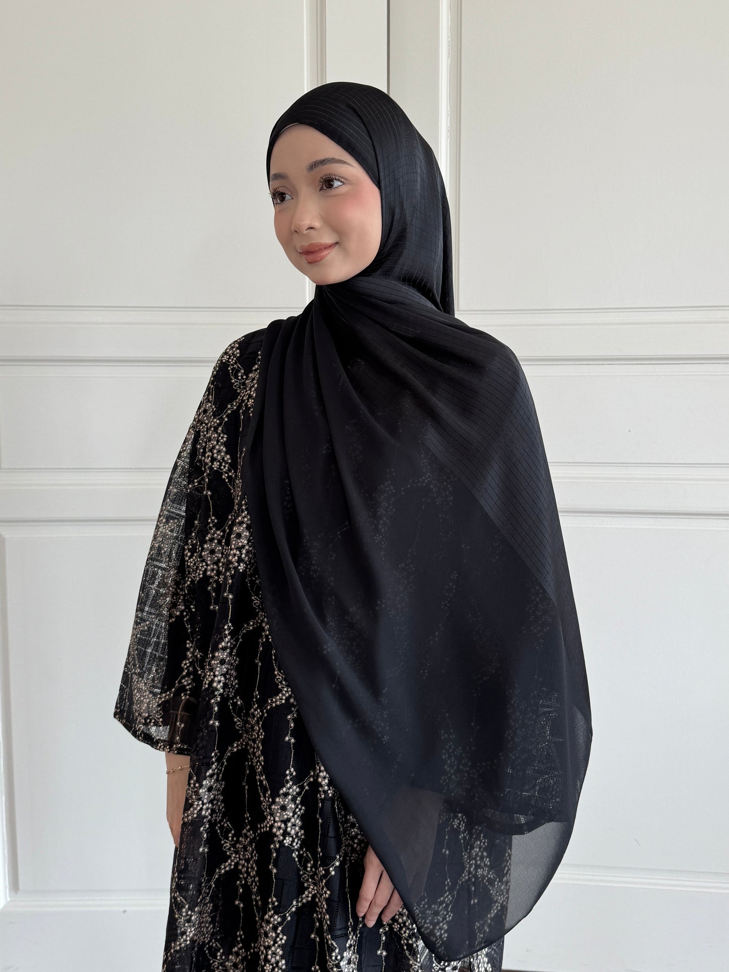 VELA SHAWL IN ONYX BLACK