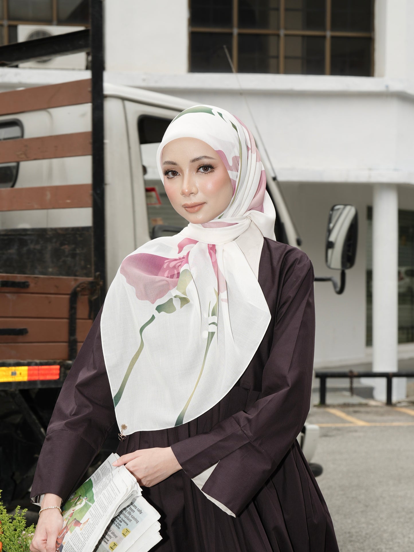 TUDUNG IRIS IN PUTIH