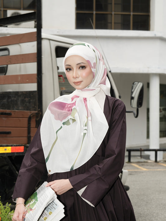 TUDUNG IRIS IN PUTIH