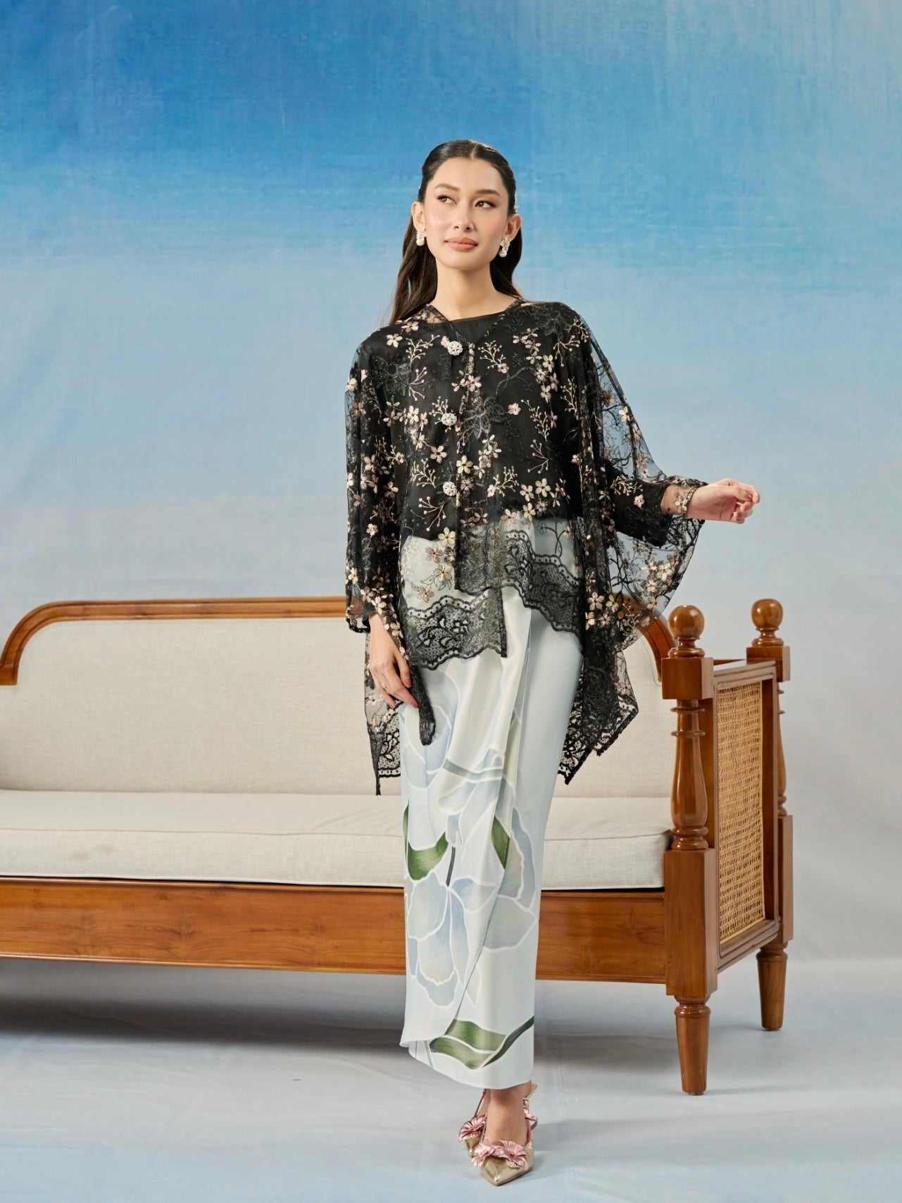 AZALEA LACE IN MIDNIGHT BLOOM