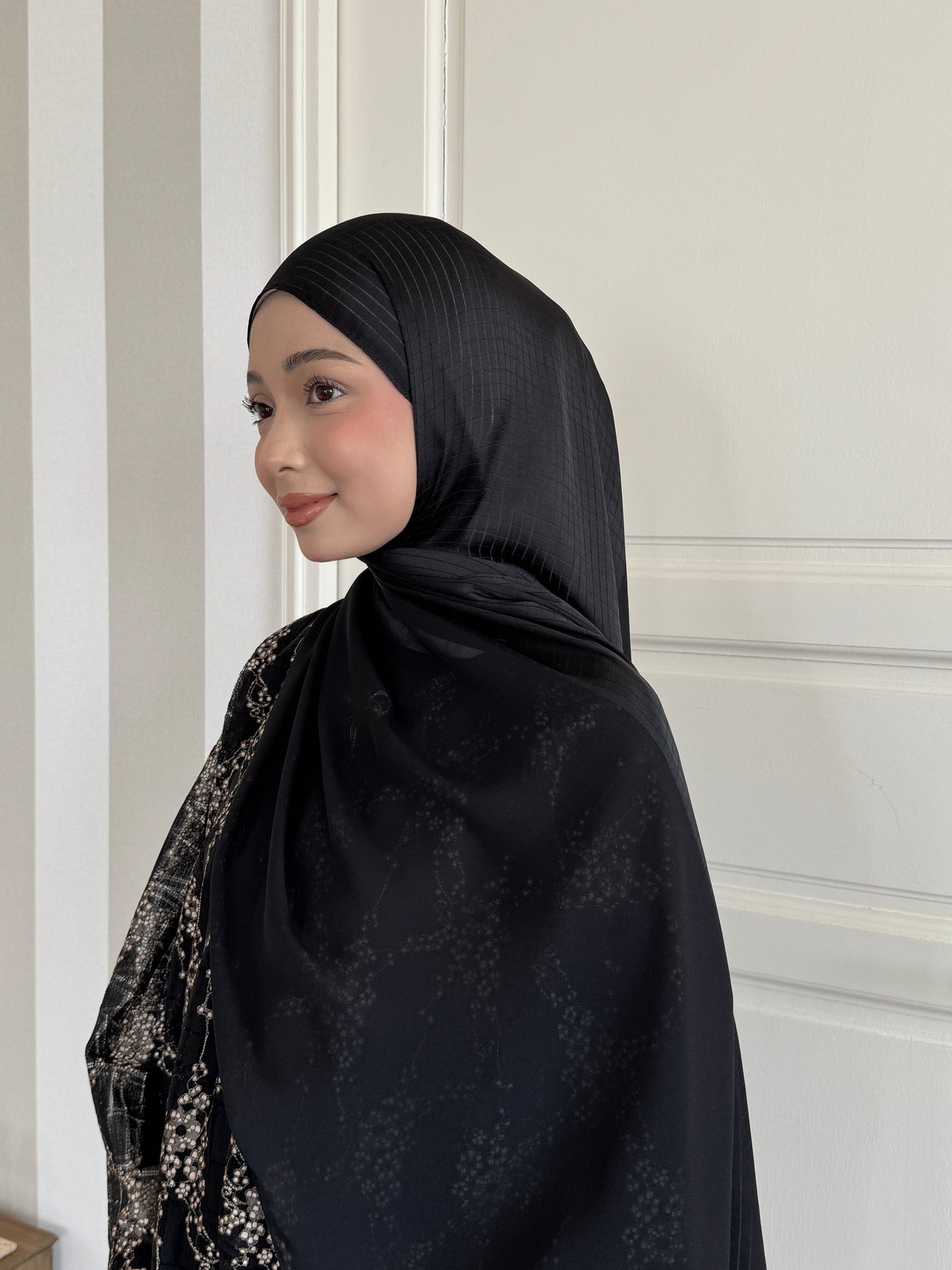 VELA SHAWL IN ONYX BLACK