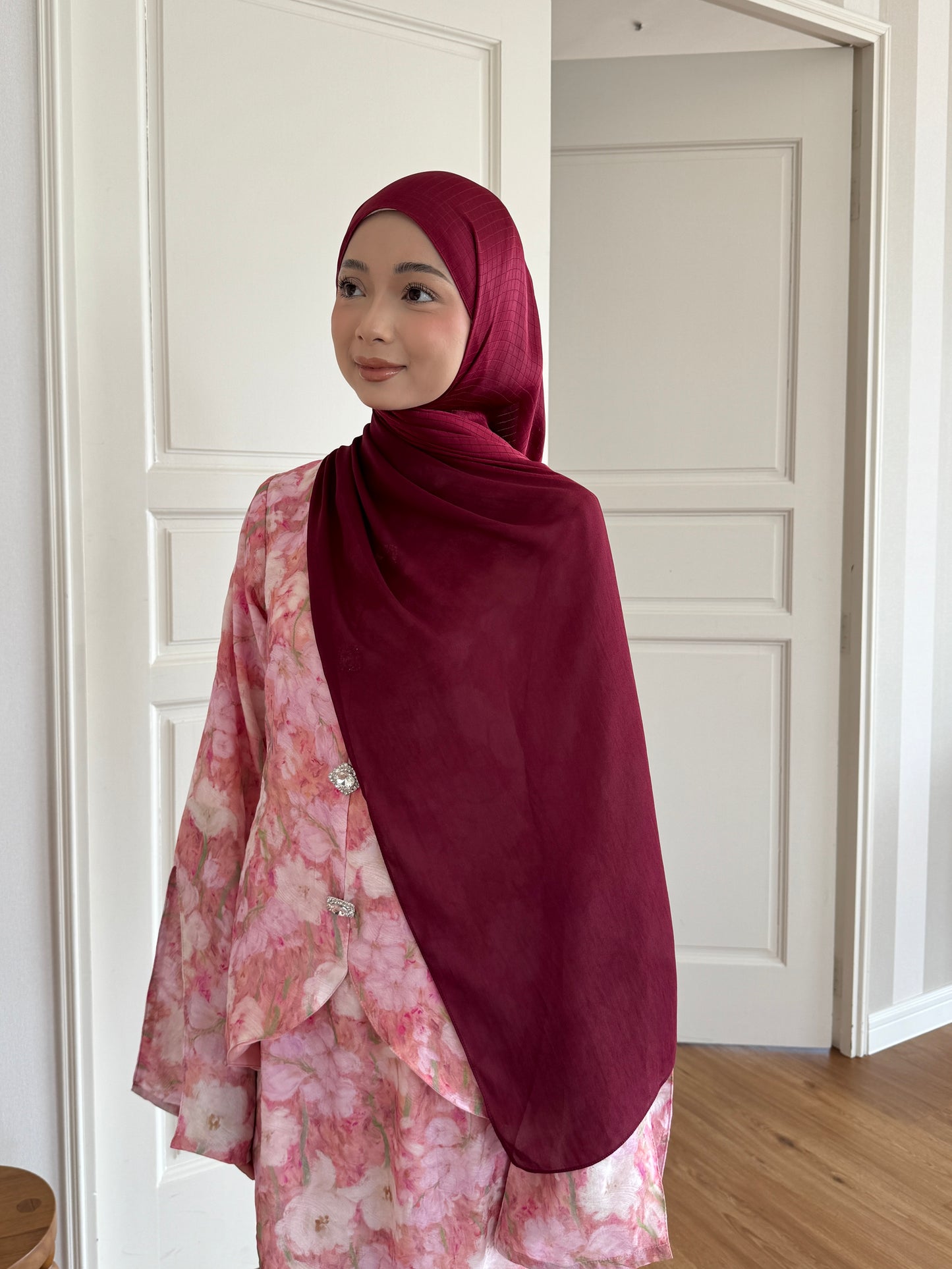 VELA SHAWL IN RUBY RED