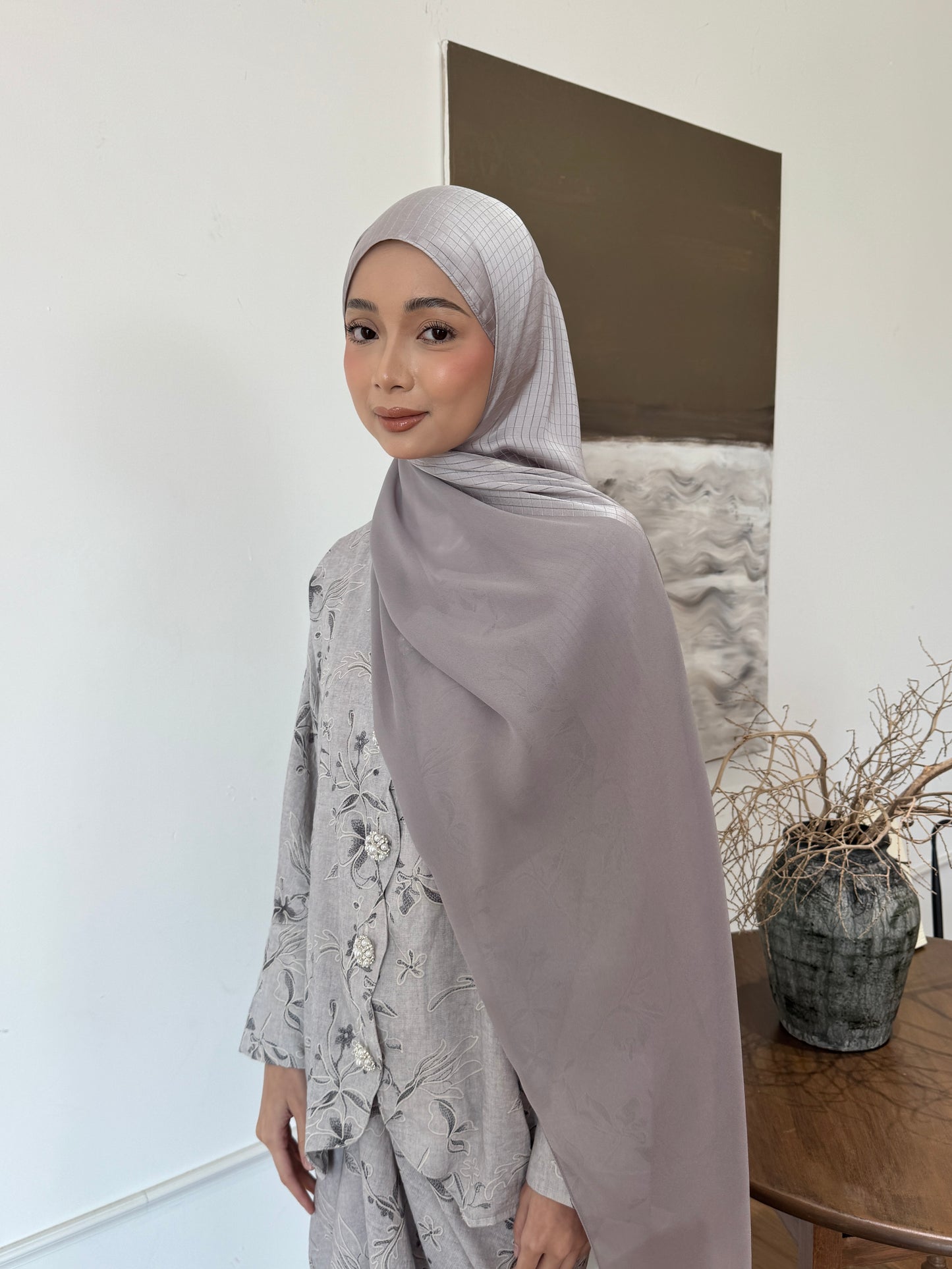 VELA SHAWL IN SMOKE GREY