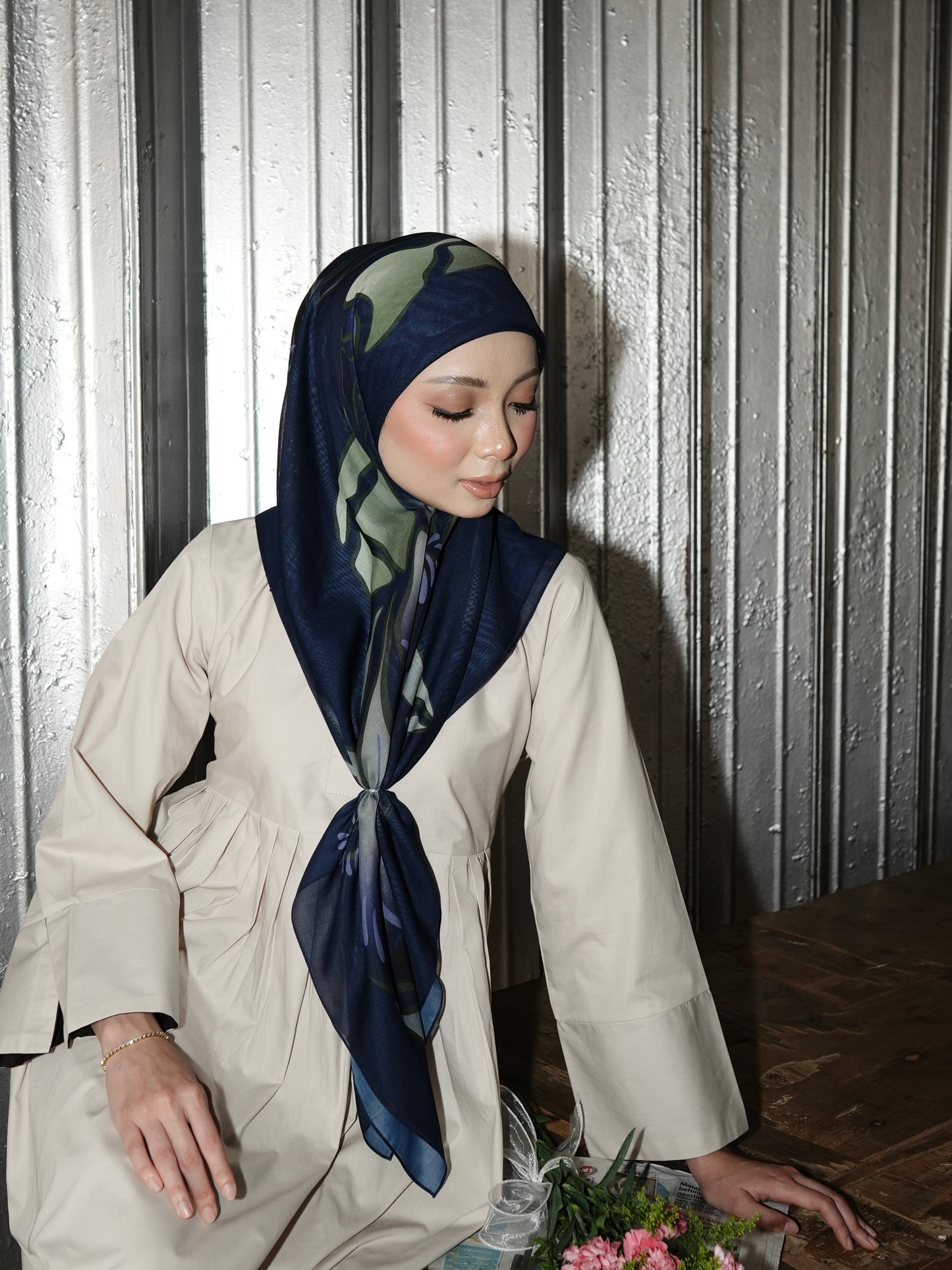 TUDUNG IRIS IN BIRU PEKAT