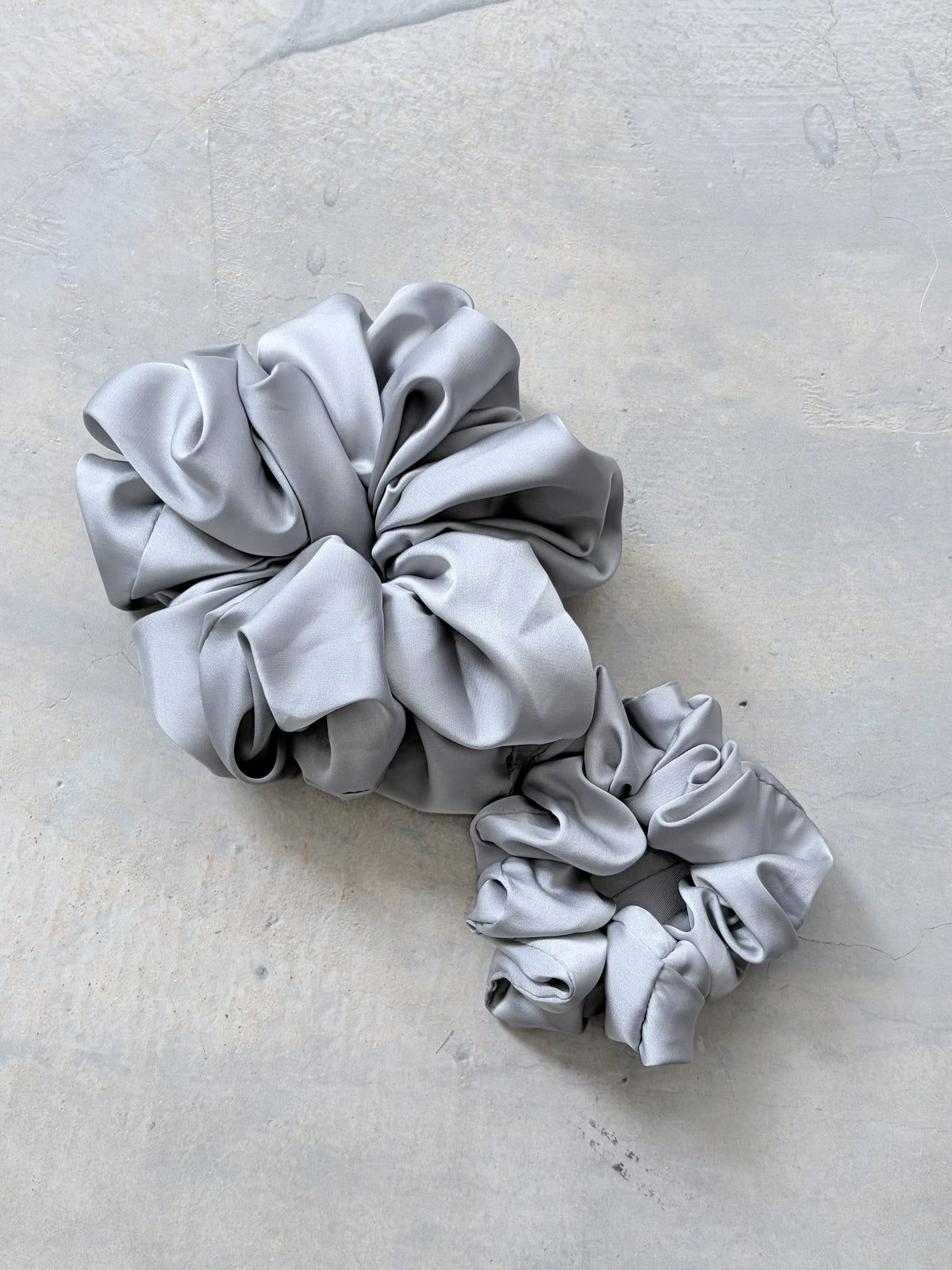 Scrunchie in Silver Mist